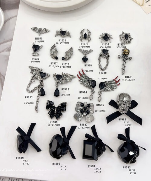 Charm Nail Gothic Đen Đính Đá